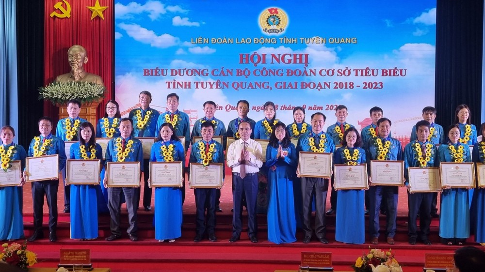 Đồng chí Bí thư Tỉnh ủy Chẩu Văn Lâm và lãnh đạo Liên đoàn Lao động tỉnh Tuyên Quang trao khen thưởng cho các cán bộ công đoàn cơ sở tiêu biểu. Ảnh: Quang Cường