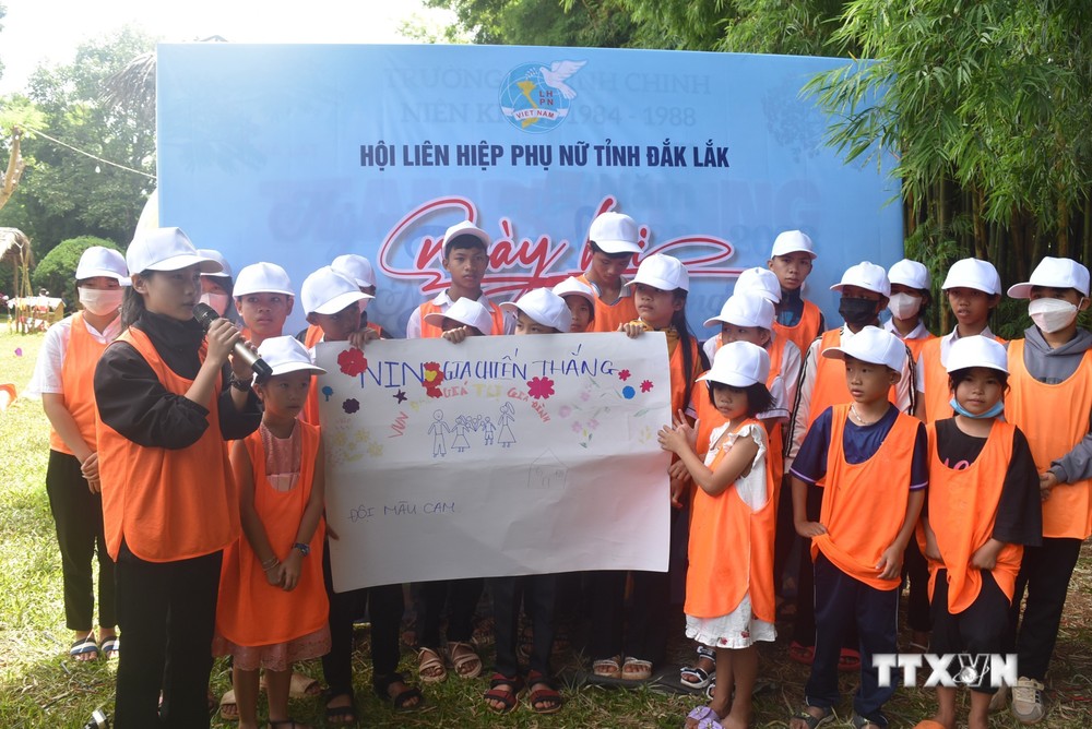 Trẻ em mồ côi tại tỉnh Đắk Lắk được tham gia hoạt động Team-building nhằm gắn kết tình cảm với các Mẹ đỡ đầu. Ảnh: Nguyên Dung – TTXVN