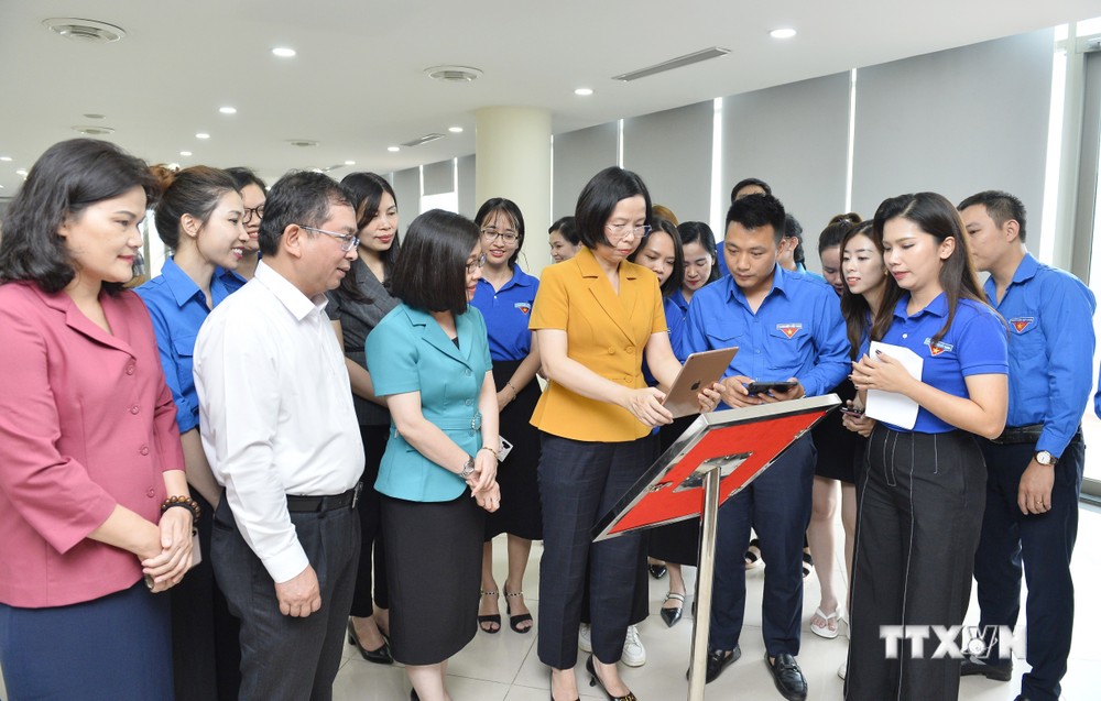 Tổng Giám đốc Thông tấn xã Việt Nam Vũ Việt Trang xem thông tin giới thiệu các khu di tích của TTXVN được tích hợp sẵn trong mã QR. Ảnh: Minh Đức – TTXVN