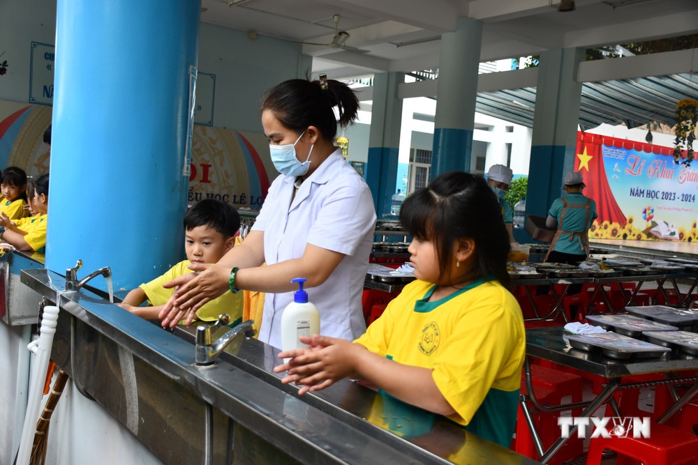 Nhân viên Y tế tại trường học trên địa thành phố Vũng Tàu (tỉnh Bà Rịa - Vũng Tàu) hướng dẫn học sinh rửa tay đúng cách để phòng chống bệnh đau mắt đỏ. Ảnh: Hoàng Nhị - TTXVN