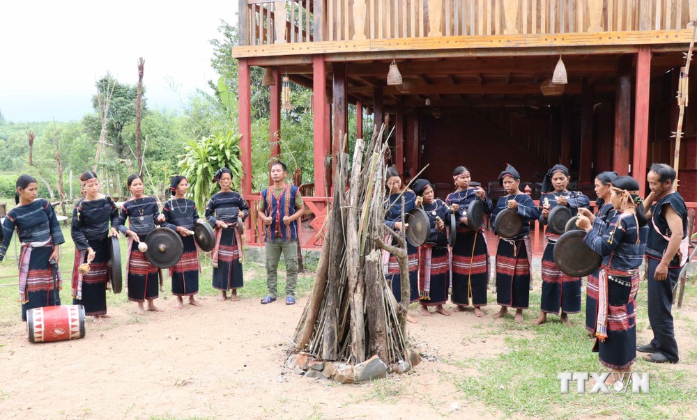 Những đội cồng chiêng nữ ngày một phát triển trên địa bàn tỉnh Gia Lai. Ảnh: Hồng Điệp - TTXVN