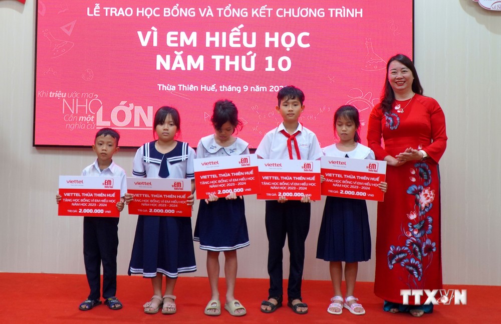 Lãnh đạo tỉnh Thừa Thiên - Huế trao học bổng cho các học sinh có hoàn cảnh khó khăn vươn lên trong học tập. Ảnh: Tường Vi - TTXVN