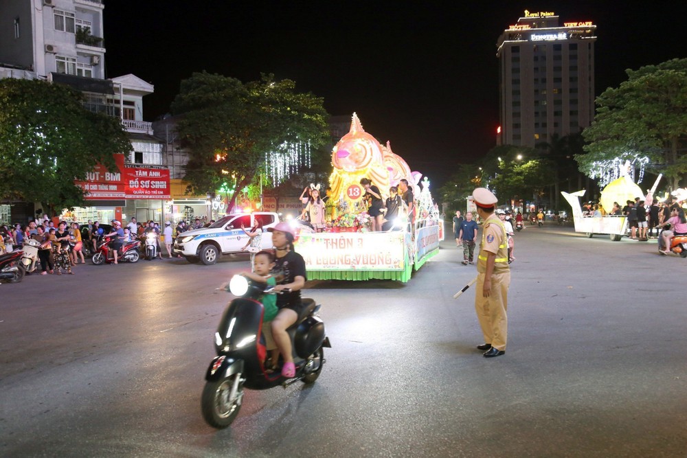 Lực lượng CSGT tỉnh thành phố Tuyên Quang làm nhiệm vụ phân luồng, điều tiết các phương tiện giao thông phục vụ Lễ hội Thành Tuyên 2023. Ảnh: Quang Cường