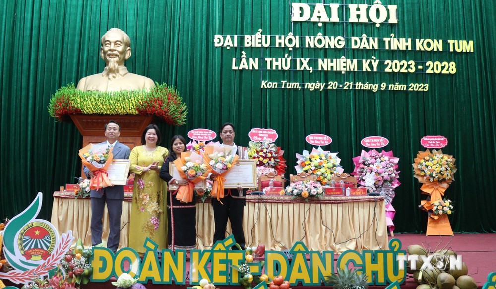 Trung ương Hội Nông dân Việt Nam trao Bằng khen cho 3 tập thể có thành tích tốt trong công tác Hội Nông dân. Ảnh: Khoa Chương - TTXVN