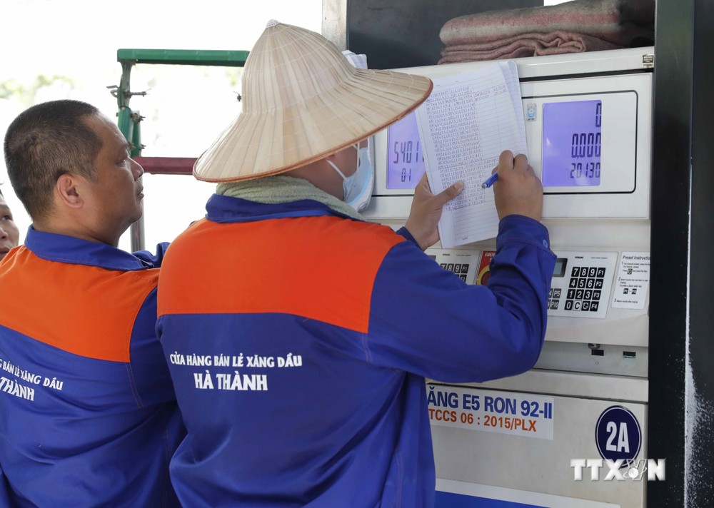 Kiểm kê xăng, dầu trước khi điều chỉnh giá tại một điểm kinh doanh xăng, dầu trên địa bàn Hà Nội. Ảnh: Trần Việt - TTXVN