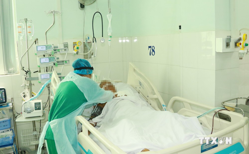 Nhân viên y tế chăm sóc bệnh nhân COVID-19 tại Khoa Bệnh Nhiệt đới, Bệnh viện Chợ Rẫy Thành phố Hồ Chí Minh. Ảnh: Đinh Hằng - TTXVN