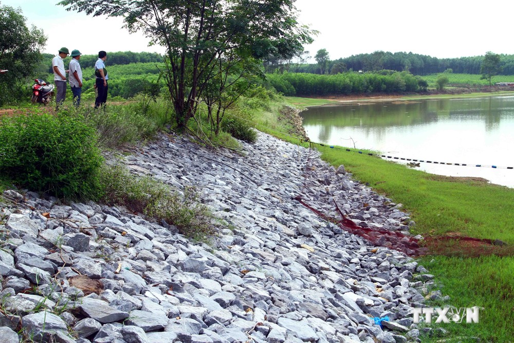Thân đập Hồ Dạ Lam tại thôn Nam Thái, xã Thái Thủy (Lệ Thủy, Quảng Bình) được gia cố, khắc phục tạm thời. Ảnh: Tá Chuyên - TTXVN