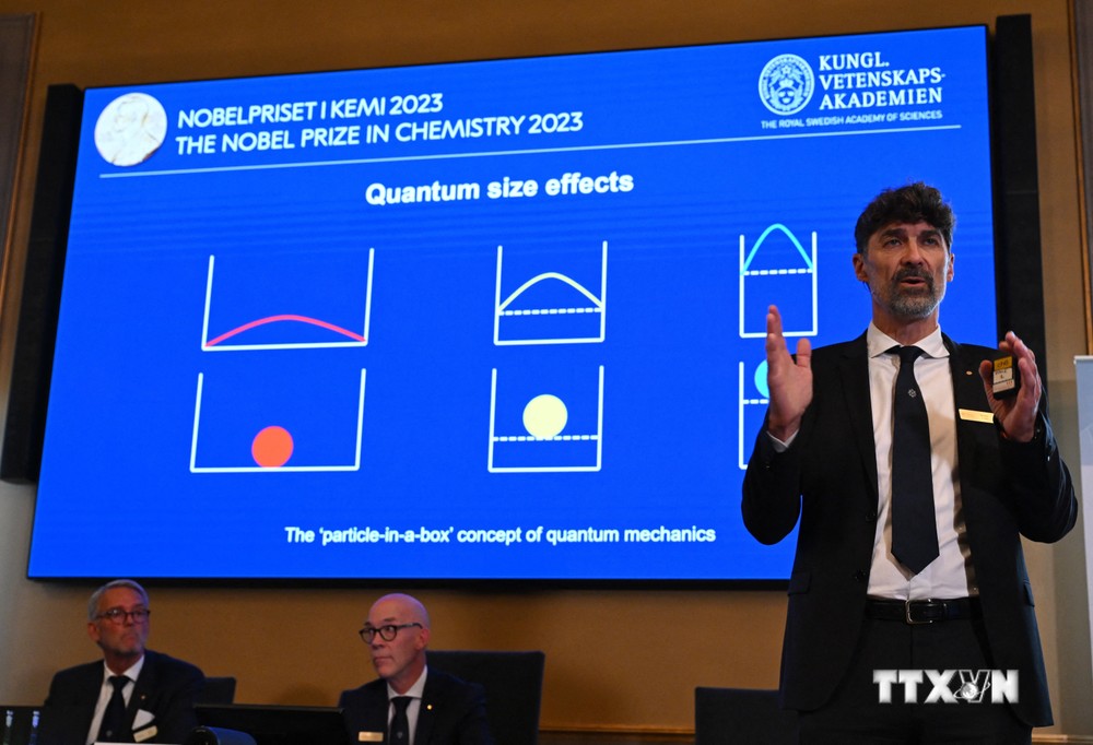 Lễ công bố công trình của ba nhà khoa học Moungi Bawendi, Louis Brus và Alexei Ekimov đoạt giải Nobel Hóa học 2023 tại Viện Hàn lâm Khoa học Hoàng gia Thụy Điển ở Stockholm, ngày 4/10/2023. Ảnh: AFP/TTXVN