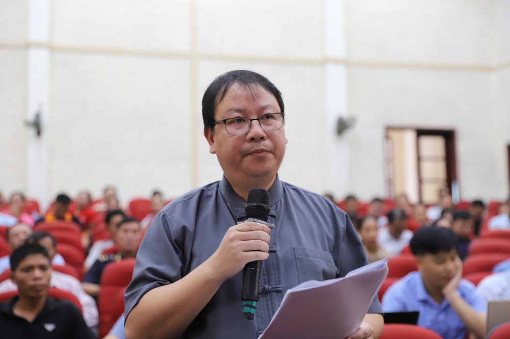 Cử tri Vi Tiến Vượng, Trưởng Phòng Giáo dục và Đào tạo huyện Bình Liêu, phát biểu ý kiến, kiến nghị gửi tới kỳ họp thứ 6, Quốc hội khoá XV. Ảnh: baoquangninh.vn