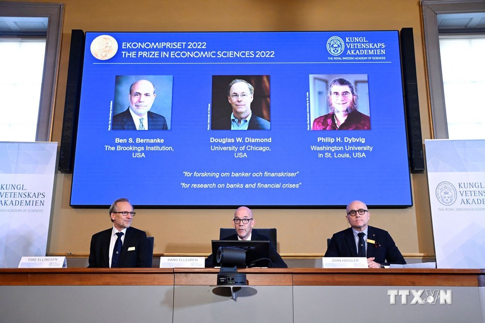 Chân dung ba nhà kinh tế học Mỹ (từ trái sang, trên màn hình): Ben S. Bernanke, Douglas W. Diamond và Philip H. Dybvig đoạt giải Nobel Kinh tế 2022, trong buổi họp báo tại Học viện Khoa học Hoàng gia Thuỵ Điển ở Stockholm, ngày 10/10/2022. Ảnh: REUTERS/TT