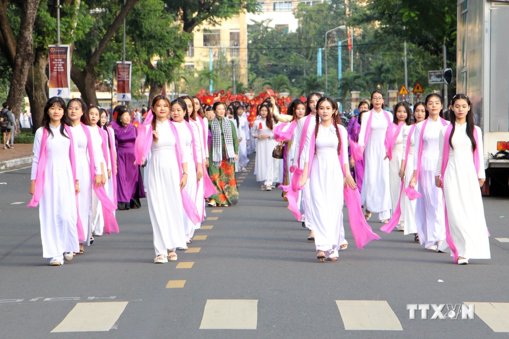 Đoàn diễu hành áo dài trình diễn tại lễ hội. Ảnh: Trung Kiên - TTXVN