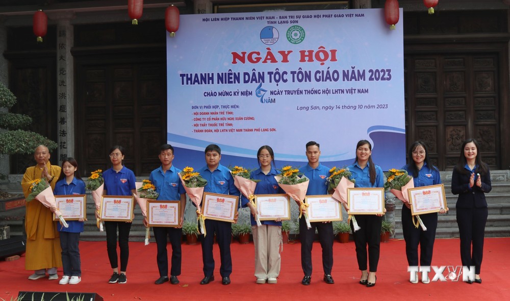 Hội LHTN Việt Nam tỉnh Lạng Sơn trao tặng Bằng khen cho các thanh niên dân tộc, tôn giáo tiêu biểu trong các hoạt động đoàn, hội. Ảnh: Quang Duy - TTXVN
