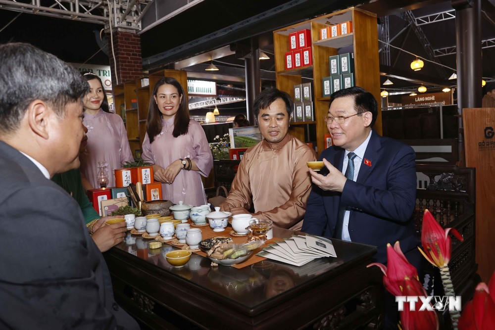 Chủ tịch Quốc hội Vương Đình Huệ thưởng thức trà tại Khu trưng bày sản phẩm tham gia hội thi sản phẩm thủ công mỹ nghệ năm 2023. Ảnh: Doãn Tấn - TTXVN