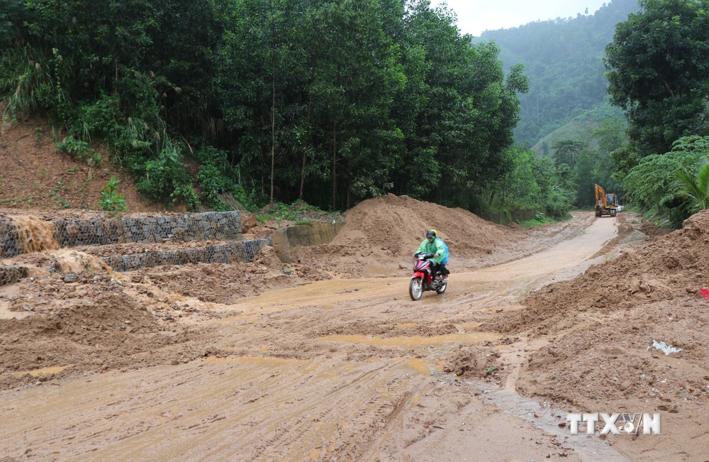 Đến trưa 15/11, tỉnh lộ DT.626 huyện Sơn Hà đã được khắc phục cơ bản sạt lở, người dân đã được lưu thông qua khu vực . Ảnh: Phạm Cường-TTXVN