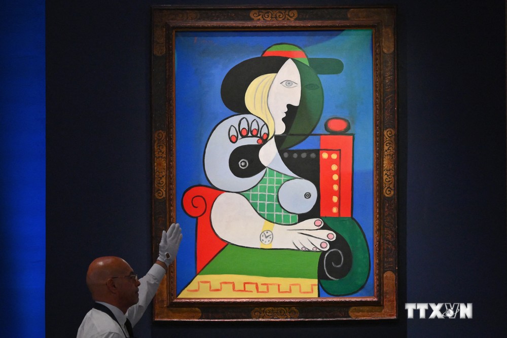 Bức chân dung “Femme à la montre” của danh họa Picasso được trưng bày tại nhà đấu giá Sotheby’s ở New York, Mỹ, ngày 8/11/2023. Ảnh: AFP/TTXVN