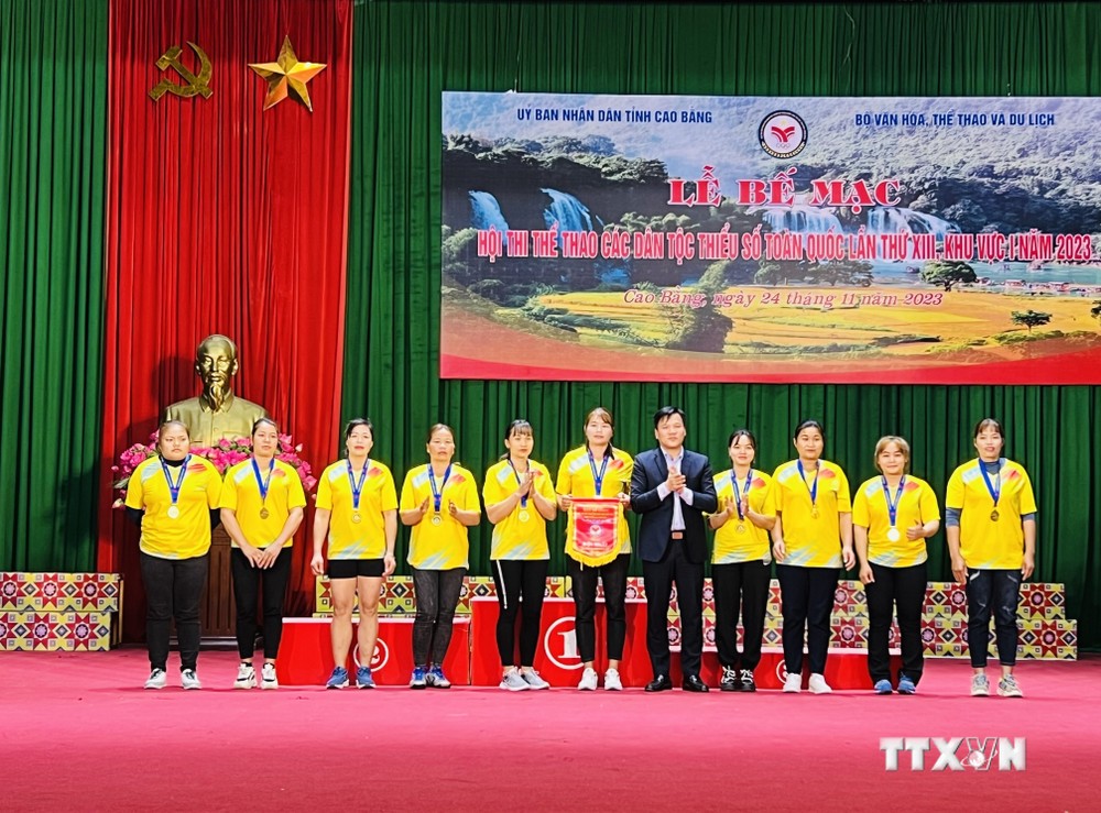 Ban Tổ chức trao Huy chương các loại cho các vận động viên tham gia Hội thi. Ảnh: Chu Hiệu-TTXVN