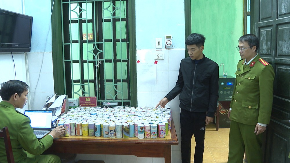 Công an huyện Lâm Thao bắt giữ đối tượng Nguyễn Ngô Tuyên cùng tang vật. Ảnh: baophutho.vn