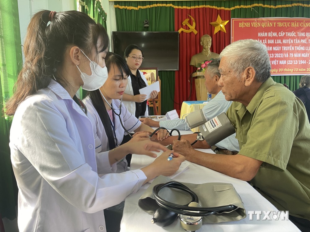 Khám bệnh, tặng quà cho người cao tuổi, dân tộc thiểu số ở Đồng Nai