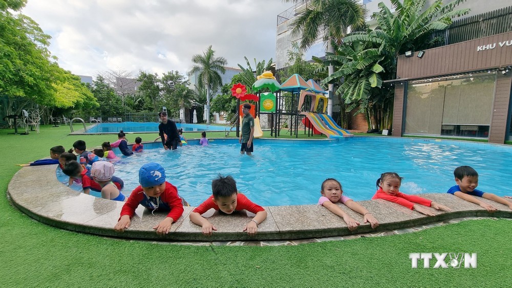 Giờ học bơi của học sinh tiểu học Trường Liên cấp Hoa Sen (thành phố Phan Rang – Tháp Chàm, tỉnh Ninh Thuận). Ảnh: TTXVN phát