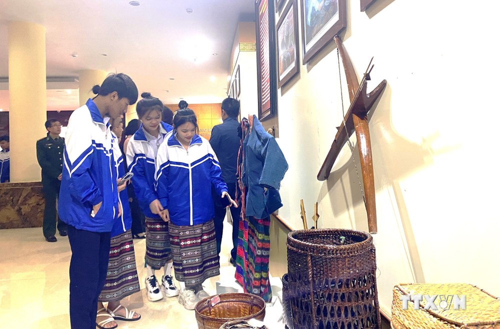 Học sinh tỉnh Quảng Bình tham quan triển lãm. Ảnh: Võ Dung - TTXVN