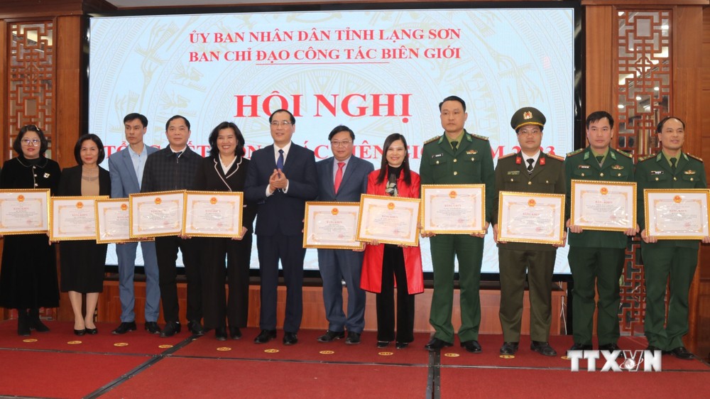 Lãnh đạo UBND tỉnh Lạng Sơn trao Bằng khen cho các tập thể, cá nhân có thành thành tích xuất sắc trong công tác biên giới năm 2023. Ảnh: Quang Duy - TTXVN