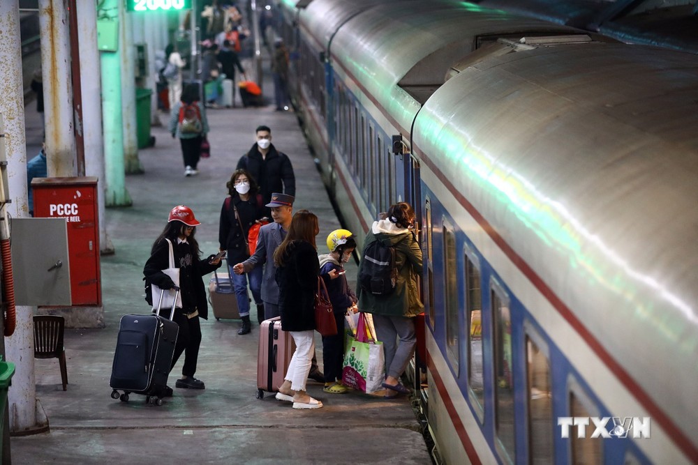 Hành khách lên chuyến tàu Bắc-Nam tối ngày 28 Tết Nguyên đán Quý Mão 2023. Ảnh: Huy Hùng - TTXVN
