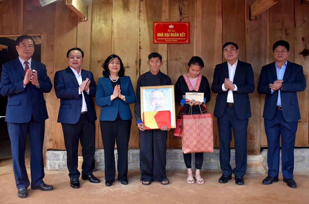 Trưởng ban Dân vận Trung ương Bùi Thị Minh Hoài tặng quà gia đình chính sách tại Điện Biên