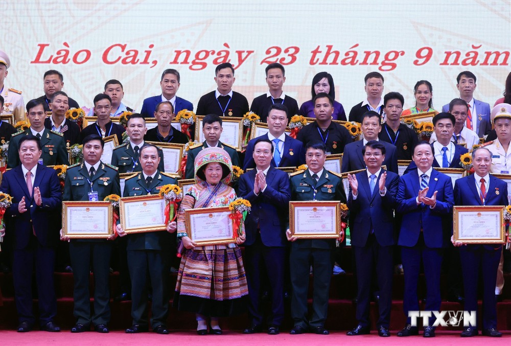 Chủ tịch nước Võ Văn Thưởng và các đồng chí lãnh đạo Đảng, Nhà nước với các tập thể và cá nhân có thành tích xuất sắc trong đợt thi đua chào mừng kỷ niệm 65 năm Ngày Bác Hồ thăm tỉnh Lào Cai. Ảnh: Thống Nhất – TTXVN