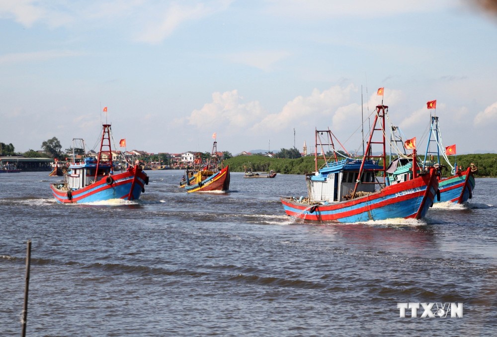 Tàu cá của ngư dân huyện Diễn Châu (Nghệ An) vươn khơi bám biển. Ảnh: Văn Tý - TTXVN