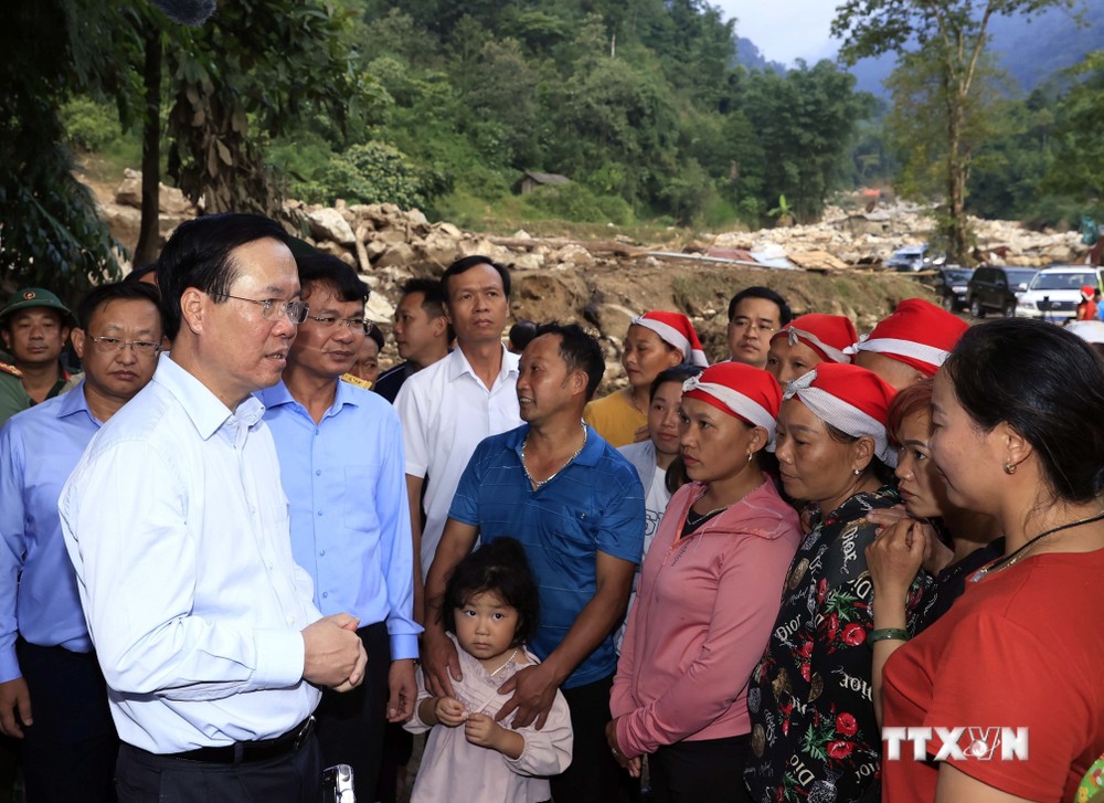 Chủ tịch nước Võ Văn Thưởng thăm hỏi, động viên nhân dân xã Liên Minh, thị xã Sa Pa, tỉnh Lào Cai. Ảnh: Thống Nhất – TTXVN