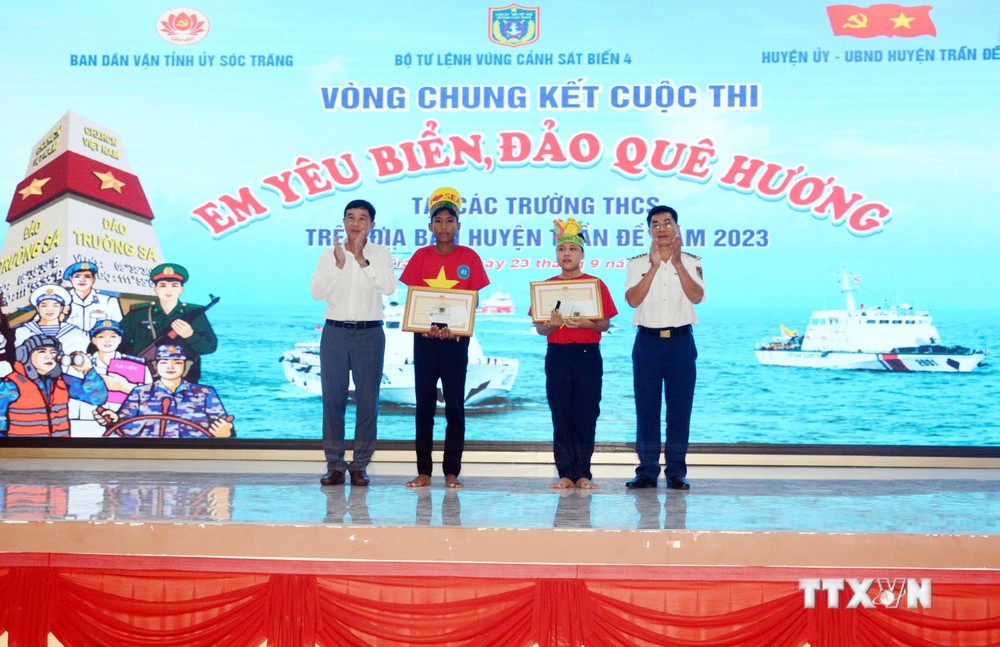 Trao thưởng cho học sinh dự thi đạt giải cao tại cuộc thi em yêu biển đảo quê hương ở Sóc Trăng. Ảnh: TTXVN phát