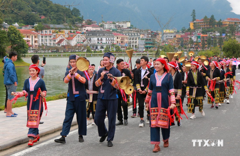 Khách du lịch tham dự lễ hội đường phố tại thị trấn Sa Pa trong dịp nghỉ lễ 2/9. Ảnh: Quốc Khánh - TTXVN