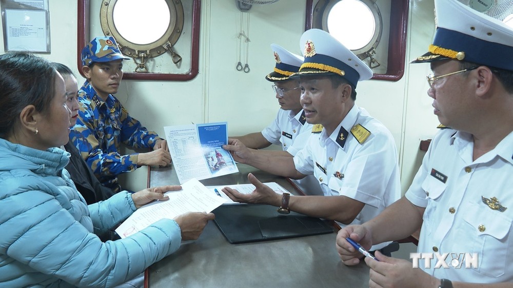 Cán bộ Vùng 4 Hải quân làm thủ tục bàn giao bệnh nhân Mười cho thân nhân. Ảnh: TTXVN phát