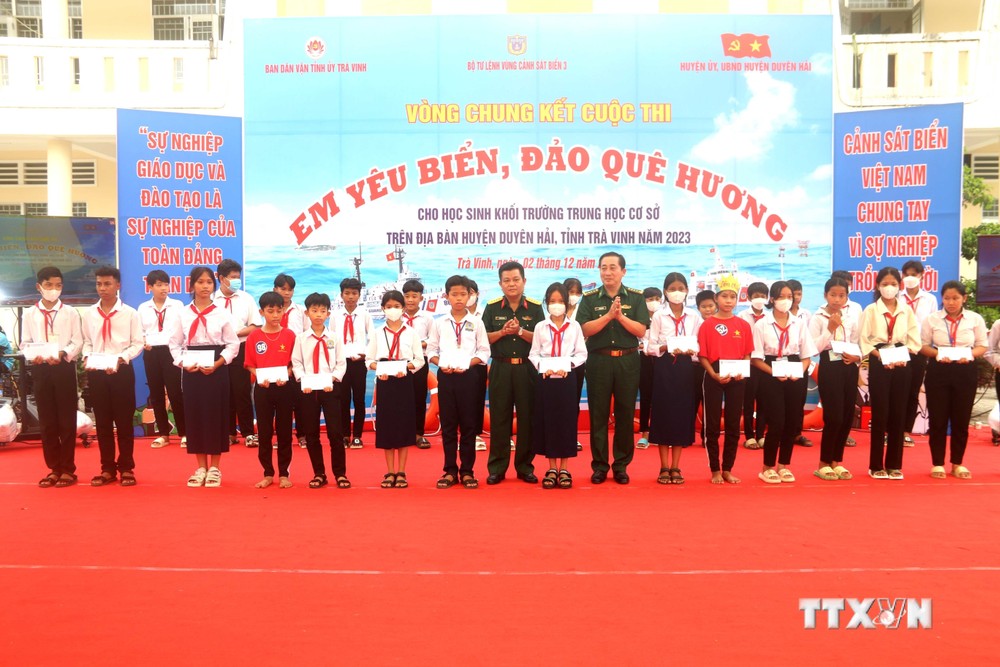 Trao học bổng cho học sinh có hoàn cảnh khó khăn học giỏi huyện Duyên Hải, Trà Vinh. Ảnh: ThanH Hòa - TTXVN