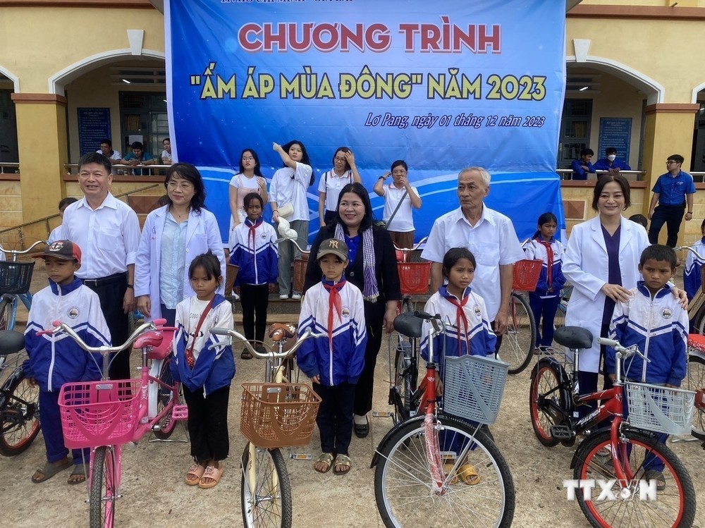 Ban tổ chức trao xe đạp cho học sinh nghèo trên địa bàn xã Lơ Pang (Gia Lai). Ảnh: Hồng Điệp - TTXVN