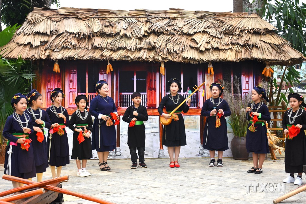 Tái hiện làn điệu hát Khắp cọi - một loại hình dân ca của dân tộc Tày huyện Lục Yên. Ảnh: Tuấn Anh - TTXVN