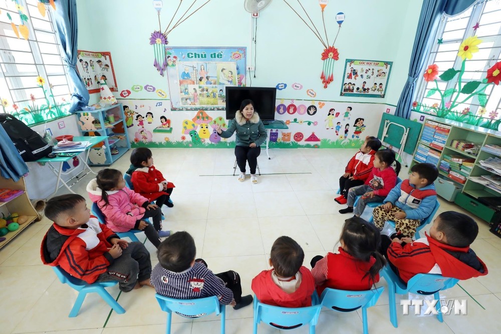 Một buổi học lớp ghép 2 + 3 + 4 tuổi của điểm trường Lũng Slàng thuộc Trường mầm non xã Tri Phương, huyện Tràng Định (Lạng Sơn) với 10 học sinh đều là dân tộc Dao. Ảnh: TTXVN phát