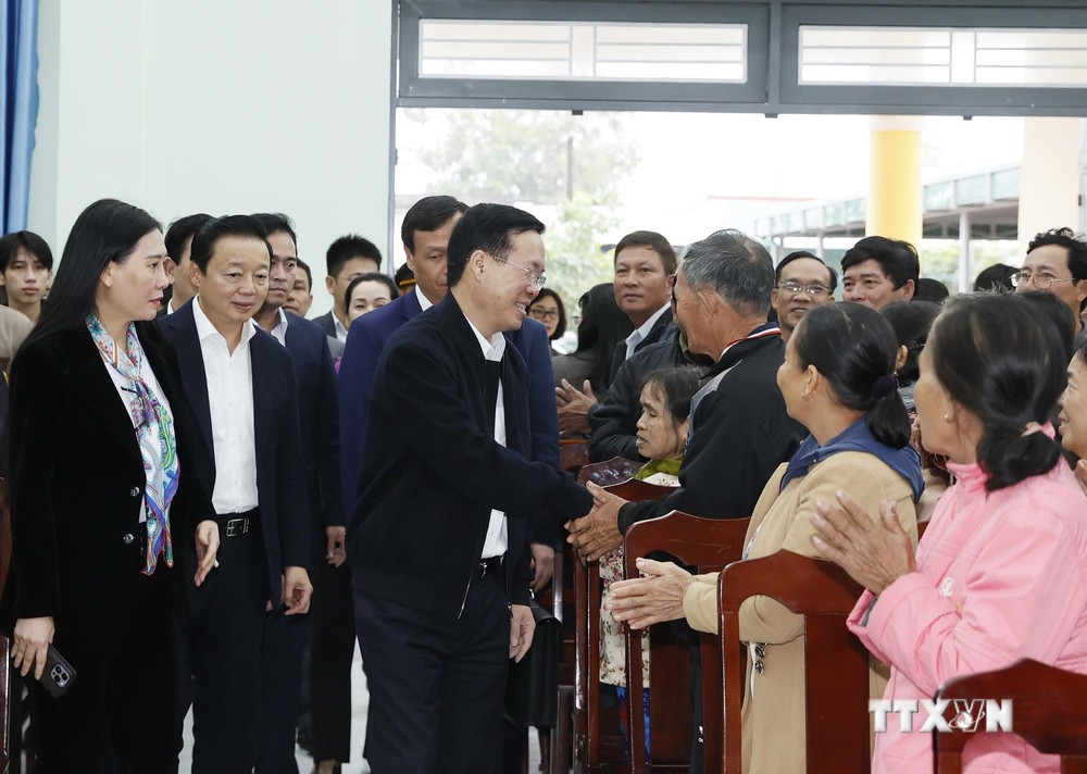 Chủ tịch nước Võ Văn Thưởng thăm hỏi người dân xã nông thôn mới Bình Thuận, huyện Bình Sơn, tỉnh Quảng Ngãi. Ảnh: Thống Nhất - TTXVN