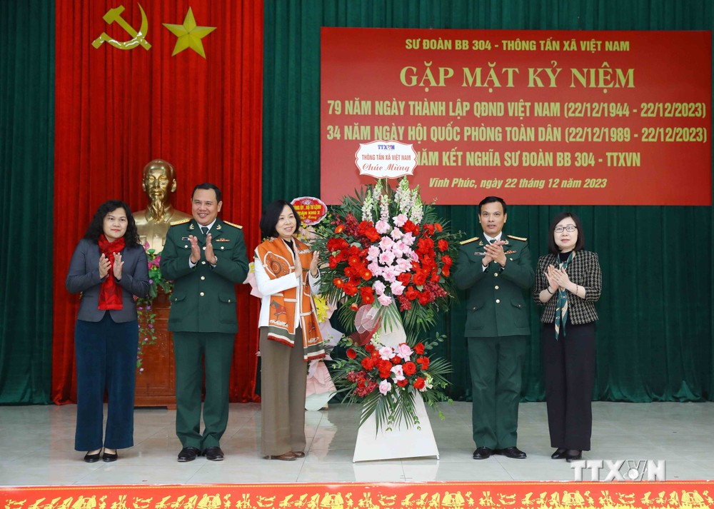Lãnh đạo Thông tấn xã Việt Nam tặng hoa chúc mừng Sư đoàn 304. Ảnh: An Đăng - TTXVN