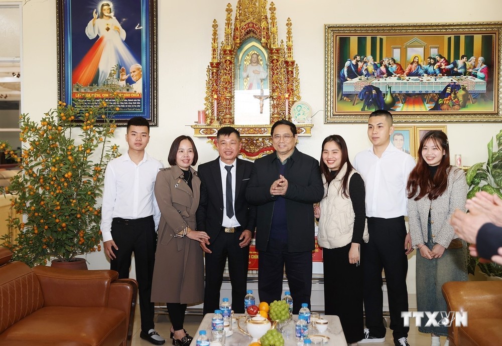 Thủ tướng Chính phủ Phạm Minh Chính thăm, chúc mừng giáo dân Giáo xứ Bắc Giang. Ảnh: Dương Giang - TTXVN
