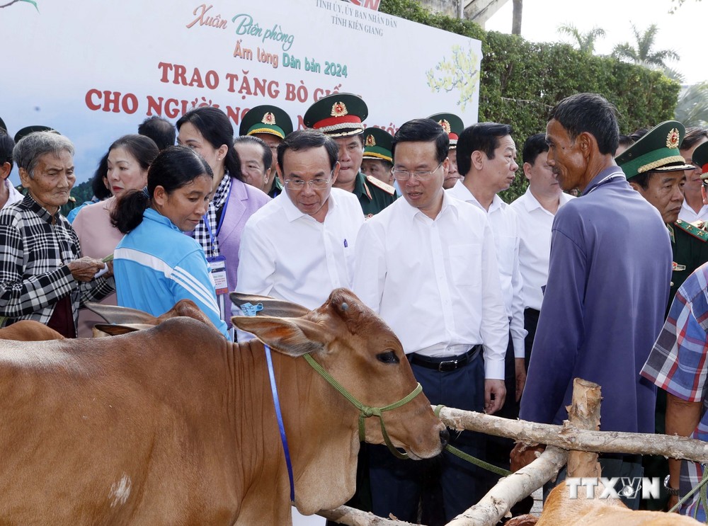 Chủ tịch nước Võ Văn Thưởng tặng bò cho hộ nghèo của chương trình "Xuân biên phòng ấm lòng dân bản". Ảnh: Thống Nhất - TTXVN 