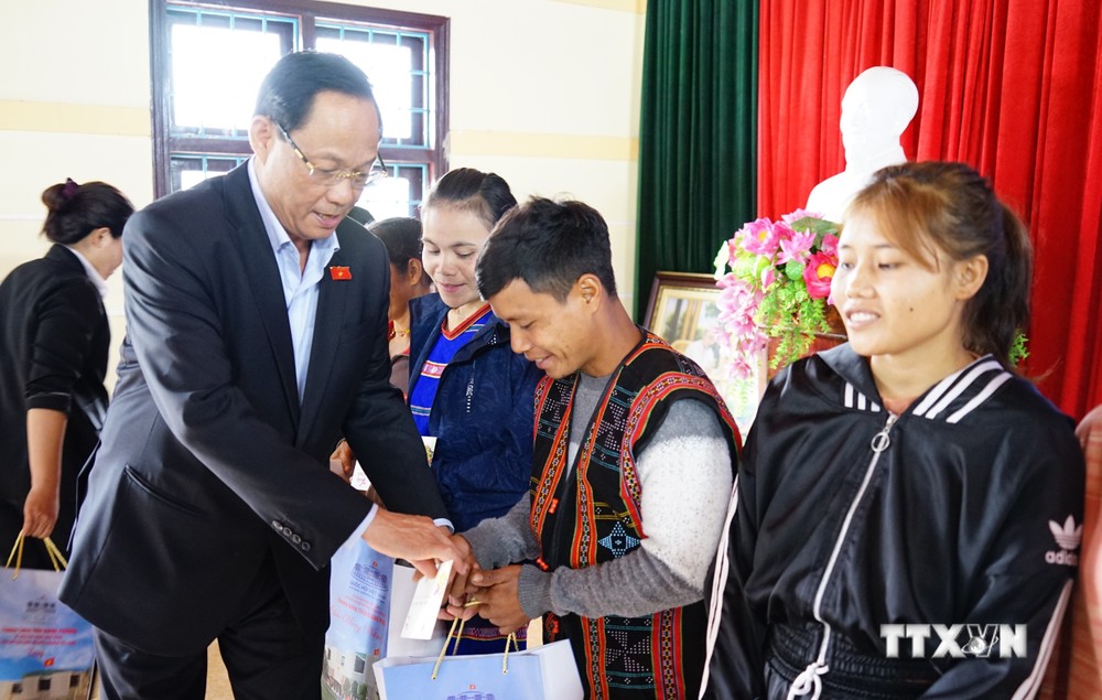 Phó Chủ tịch Quốc hội Trần Quang Phương thăm, tặng quà Tết cho người dân có hoàn cảnh khó khăn của xã A Ngo, huyện Đakrông. Ảnh: Thanh Thủy - TTXVN