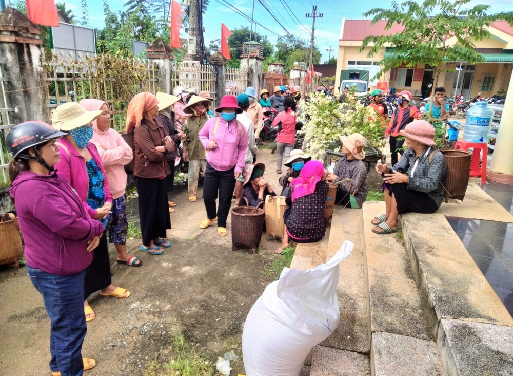 Người dân chờ nhận gạo cứu đói tại Ủy ban Nhân dân xã Yang Tao, huyện Lắk (Đắk Lắk). Nguồn ảnh minh họa: baodaklak.vn