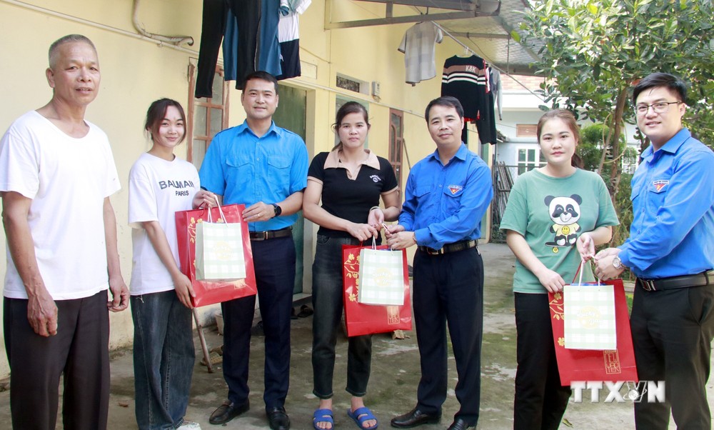 Lãnh đạo Hội Liên hiệp Thanh niên tỉnh Bắc Giang đến phòng trọ tặng quà Tết cho thanh niên công nhân có hoàn cảnh khó khăn. Ảnh: Đồng Thúy - TTXVN