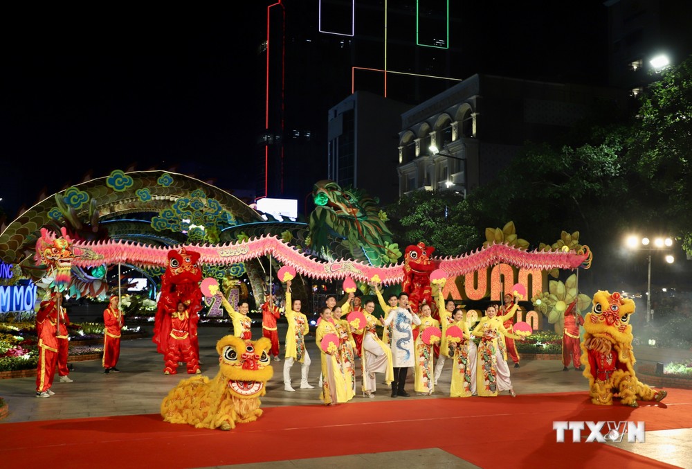 Tiết mục ca múa nghệ thuật “Mai vàng đón Xuân” do ca sĩ Nguyễn Phi Hùng trình diễn tại chương trình khai mạc đường hoa Nguyễn Huệ Tết Giáp Thìn 2024. Ảnh: Hồng Giang - TTXVN