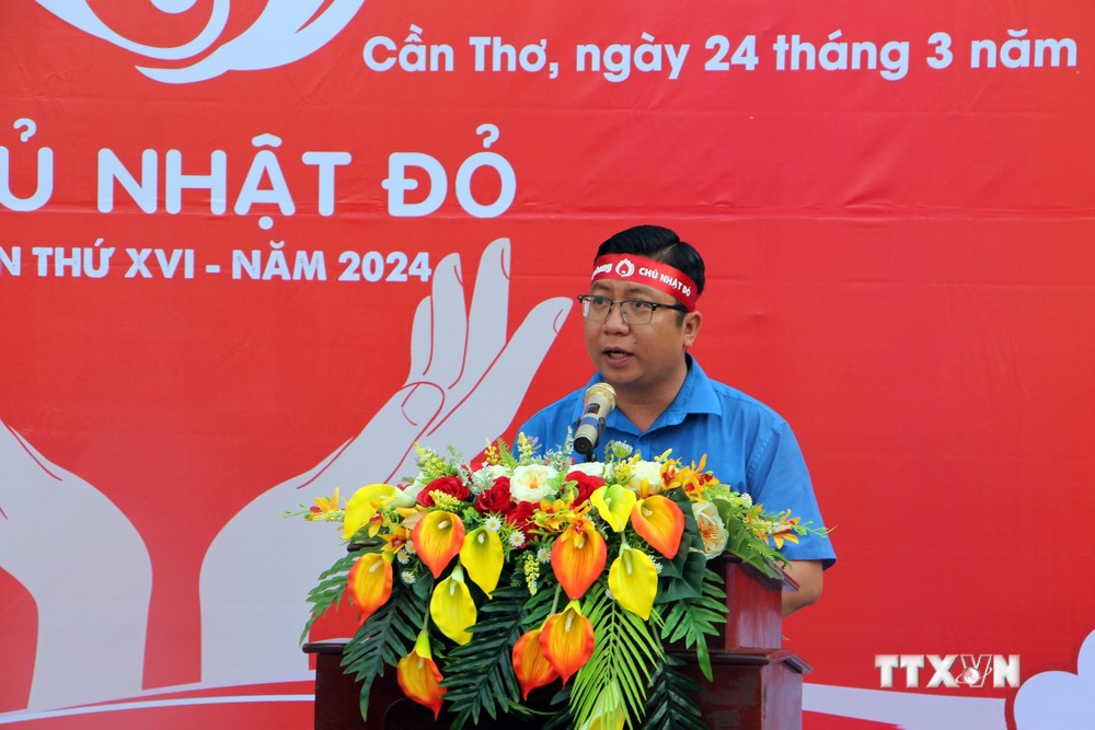 Phó Bí thư Thành đoàn Cần Thơ Trần Việt Tuấn phát động chương trình Chủ nhật đỏ năm 2024 tại thành phố Cần Thơ. Ảnh: Trung Kiên - TTXVN