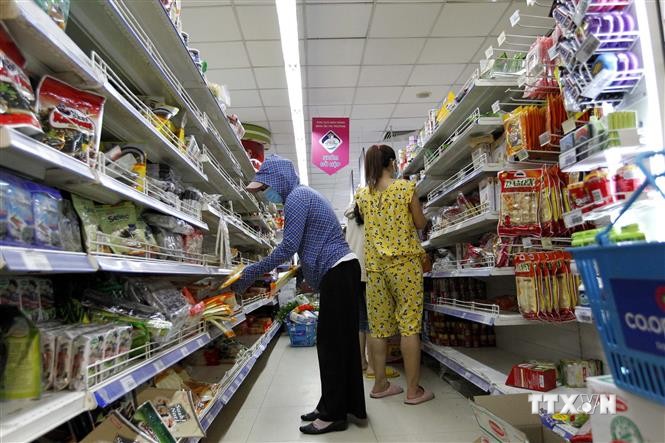 Một số hàng hóa bị cháy hàng khi người tiêu dùng đổ xô mua sắm tại siêu thị Co.op mart Nhiêu Lộc – Thị Nghè. Ảnh: Thanh Vũ - TTXVN