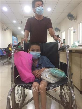 Trẻ em khó khăn, khuyết tật được phụ huynh đưa đến bệnh viện để khám sàng lọc và phẫu thuật chỉnh hình miễn phí. Ảnh: TTXVN phát