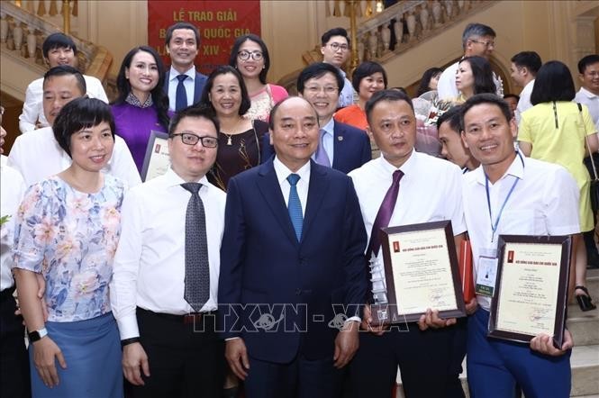 Thủ tướng Chính phủ Nguyễn Xuân Phúc với lãnh đạo và các tác giả đoạt giải thuộc Liên Chi hội Nhà báo Thông tấn xã Việt Nam. Ảnh: TTXVN