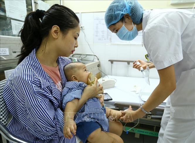 Điều trị cho bệnh nhân nhi tại khoa Nhi bệnh viện Việt Nam – Cu Ba. Ảnh: Minh Quyết – TTXVN